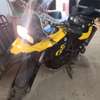 Moto BMW GS 650 jaune noir avec top case polyvalente thumb 1