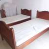 2 Lits Jumeaux en BOIS MASSIF + 2 matelas houssés – Bon état thumb 0