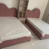 Paire de lits simples rose poudré avec matelas + meuble thumb 0