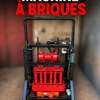 Machine à briques robuste noire et rouge pro thumb 0