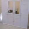 Armoire blanc et marron thumb 3