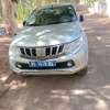 Mitsubishi L200 pick-up argent robuste polyvalent thumb 0