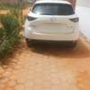 Mazda CX-5 SUV blanc spacieux et fiable thumb 9