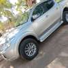 Mitsubishi L200 pick-up argent robuste polyvalent thumb 2