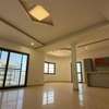Appartement moderne lumineux avec grandes baies vitrées thumb 0