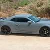 Chevrolet Camaro coupé sportif gris métallisé jantes noires thumb 2