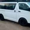 Toyota Hiace 12 places blanc van spacieux fiable thumb 0