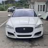 Jaguar XF berline luxe blanc performance thumb 9