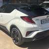 Toyota C-HR hybride SUV compact blanc toit noir thumb 0