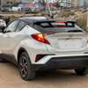 Toyota C-HR hybride SUV compact blanc économique thumb 4
