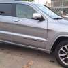 Jeep Grand Cherokee SUV argent spacieux et robuste thumb 0