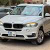 BMW X5 SUV blanc spacieux et performant thumb 2