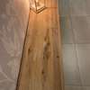 Banc en bois et décorations thumb 3