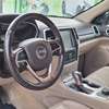 Jeep Grand Cherokee SUV argent spacieux et robuste thumb 2