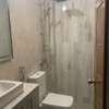 Moderne et chic 2 chambres salon thumb 8