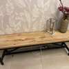 Banc en bois et décorations thumb 2