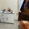 Lit queen size avec commodes, coiffeuse et miroir thumb 3