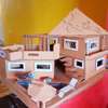 Mini maison en carton avec piscine thumb 1