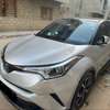 Toyota C-HR SUV compact argent jantes alliage noires thumb 1