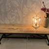 Banc en bois et décorations thumb 1