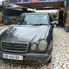 Mercedes benz e 200 thumb 3