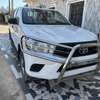 Toyota Hilux pick-up blanc robuste et polyvalent thumb 1