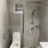 3 chambres salon à louer en face King fahd thumb 9