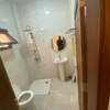 Belle Chambre salle de bain avec spot lumière thumb 9