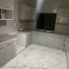 Moderne et chic 2 chambres salon thumb 6