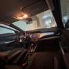 Nissan voiture compacte noire maniable et économique thumb 4