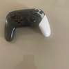 Nintendo Switch Pro manette noir et blanc avec jeu thumb 1