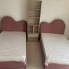 Paire de lits simples rose poudré avec matelas + meuble thumb 3