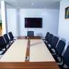 Salle formation moderne équipée avec écran et mobilier thumb 3