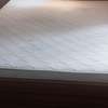 Lit double bois foncé avec matelas confort thumb 0