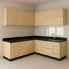 Cuisine d'angle bois clair plan noir moderne thumb 1