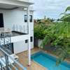 Maison moderne 2 étages avec piscine privée et balcon thumb 1
