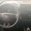 Toyota CHR 2024 SUV blanc toit noir thumb 5