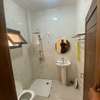 Belle Chambre salle de bain avec spot lumière thumb 3