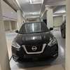 Nissan voiture compacte noire maniable et économique thumb 0