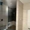 Salle de bain moderne avec douche italienne et WC suspendu thumb 0