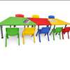 Table trapézoïdale avec 2 chaises en plastiques thumb 0