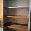 Grande armoire de rangement en bon état thumb 1
