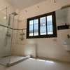 Appartement moderne lumineux avec grandes baies vitrées thumb 8