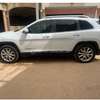 Jeep Cherokee 2015 SUV blanc robuste et confortable thumb 1