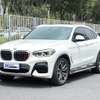 BMW X4 SUV blanc puissant et élégant thumb 3