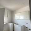 Salle de bain moderne avec douche italienne et WC suspendu thumb 1