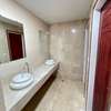 Espace bureau lumineux grand volume avec vue ville thumb 3