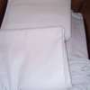 Drap blanche 100% coton avec 2 oreillers thumb 4