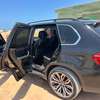BMW X5 SUV noir spacieux performance thumb 2