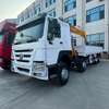 Camion grue SINOTRUK HOWO 8×4 thumb 1